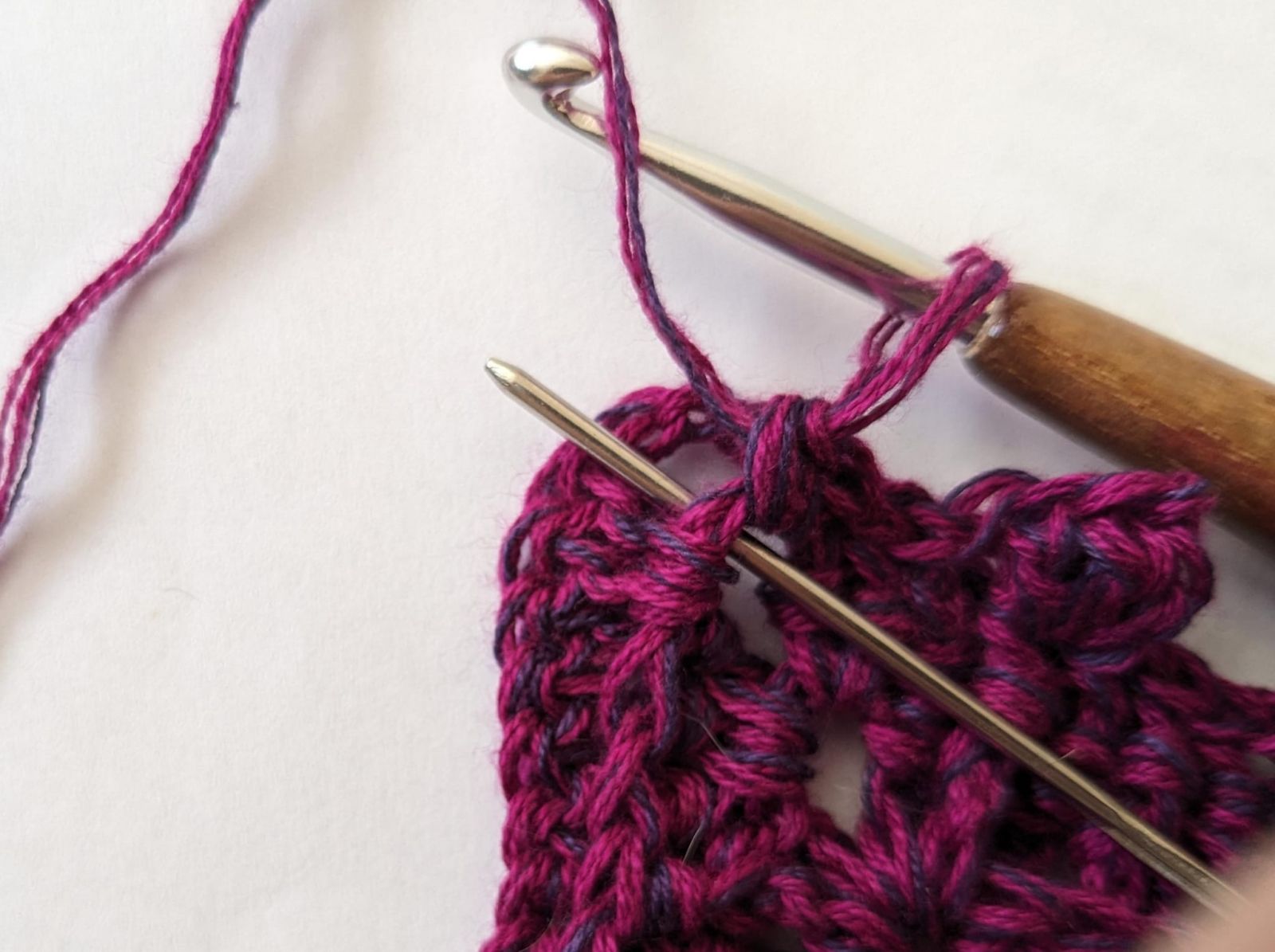 Blog-Inhaltsbild für 'kostenlose Häkelanleitung Naomi mit dichtem Strukturmuster - ideal für die kältere Jahreszeit'